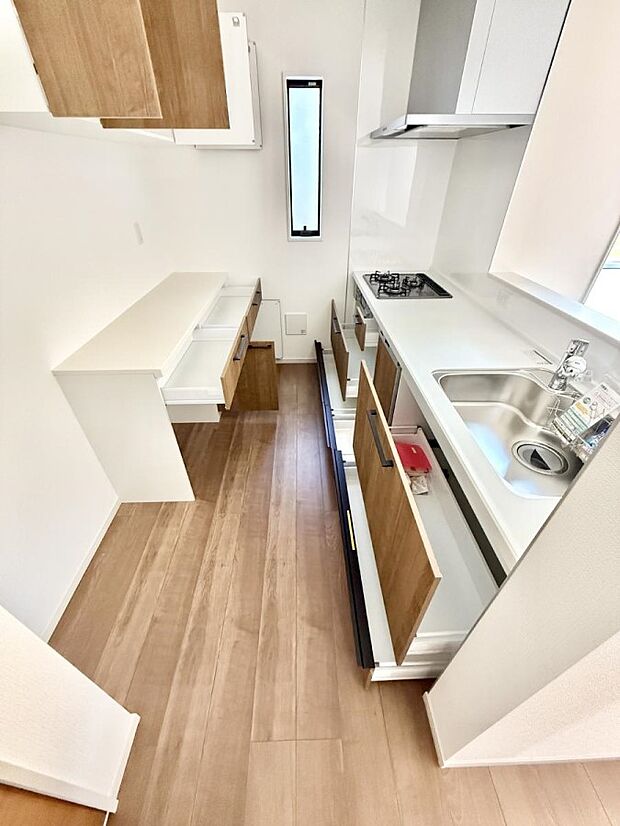 ■背面には食器類が収納できるカップボード付き