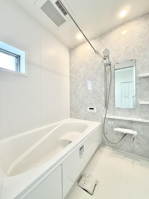 ■落ち着いた色合いの壁面、ゆっくり寛げるバスルーム