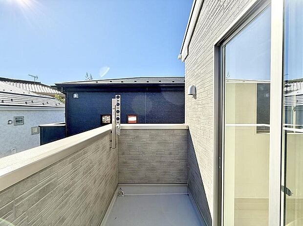 ■ 心地よい風と光を感じる、くつろぎのバルコニー