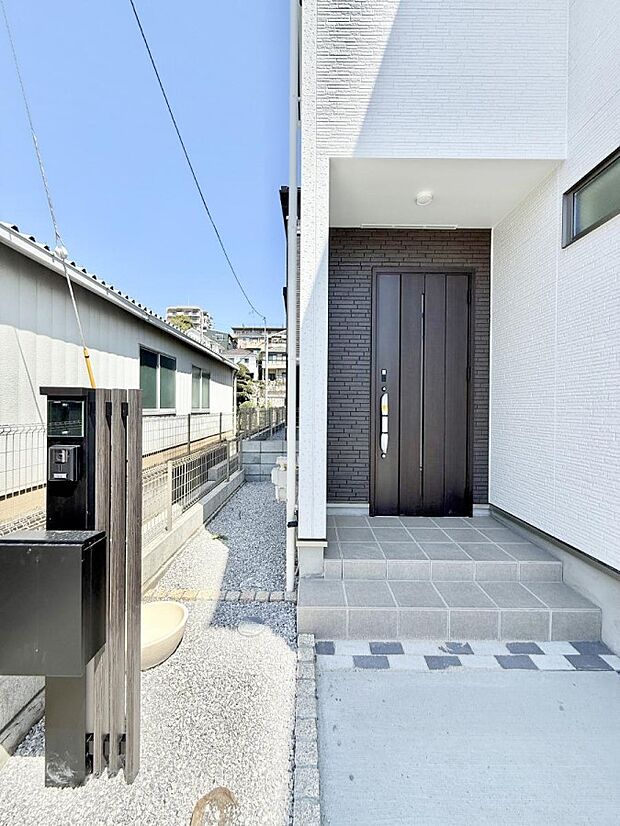 10号棟 ■ シンプルで美しく、住まいの第一印象を彩る玄関です