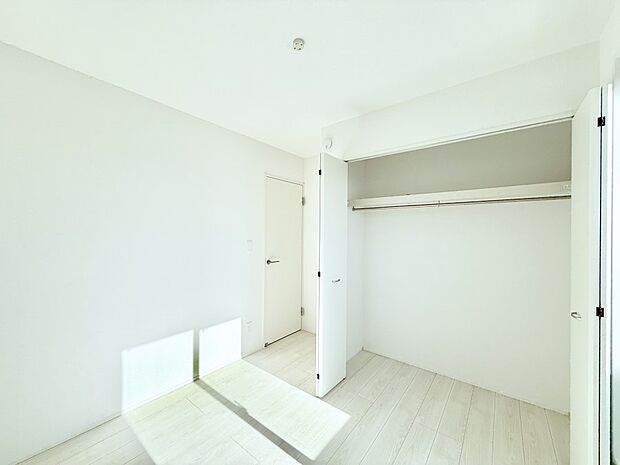 10号棟 ■シンプルな空間で、収納付きベッドやデスクなど、多機能な家具を活用しやすいです