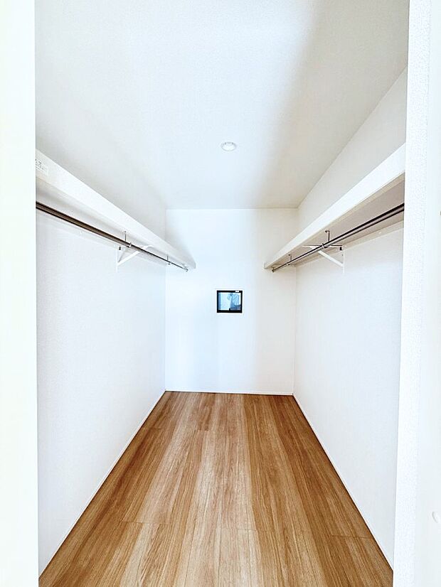 ■季節の洋服も、思い出の小物もすっきり収納できるウォークインクローゼット付