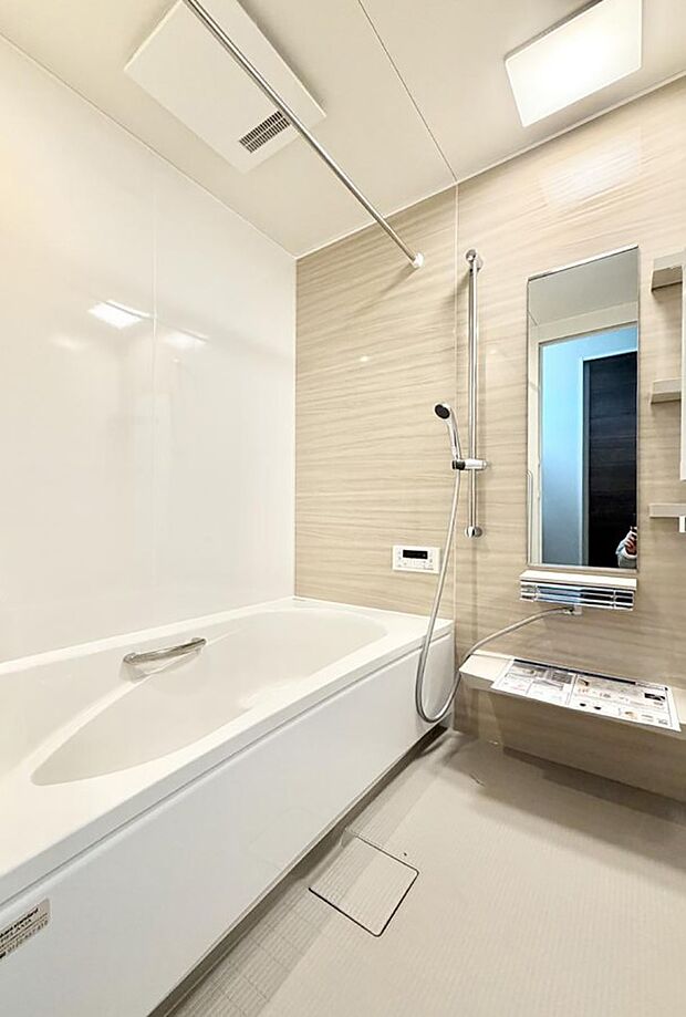 ■落ち着いた色合いの壁面、ゆっくり寛げるバスルーム