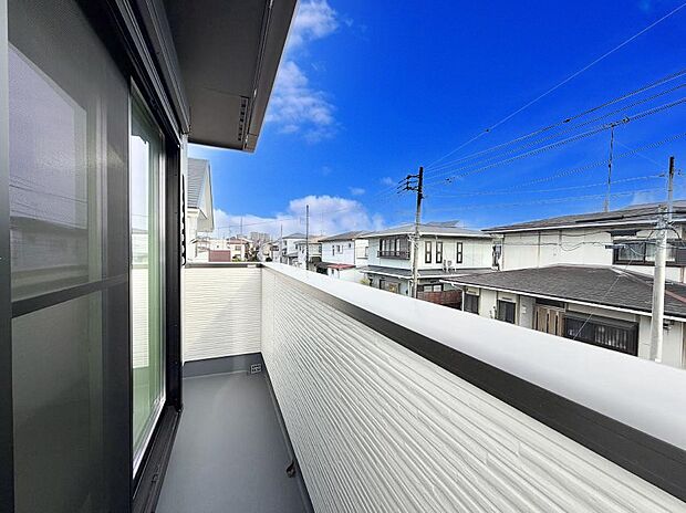 ■ 心地よい風と光を感じる、くつろぎのバルコニー