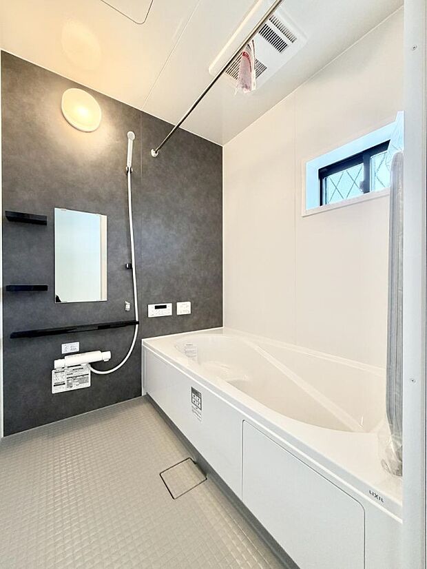 ■落ち着いた色合いの壁面、ゆっくり寛げるバスルーム