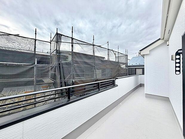 ■ 心地よい風と光を感じる、くつろぎのバルコニー