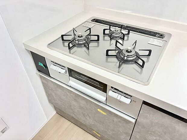 ■3口コンロのシステムキッチンで料理の手順もスムーズに