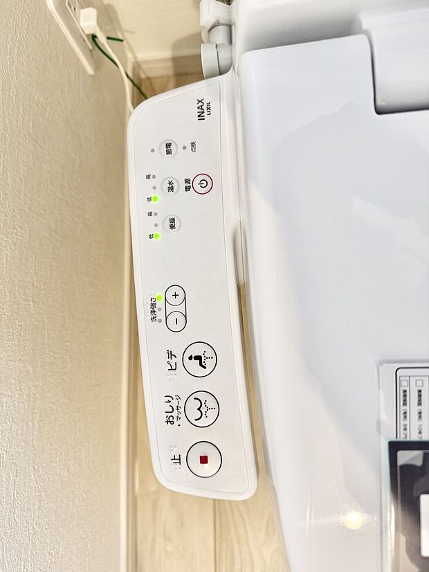 ■温水洗浄で快適、清潔感が保たれるシャワートイレ
