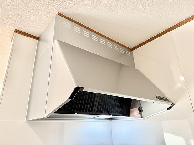 ■フードに覆われている為、匂いが換気扇に誘導され、効率的に排煙ができます