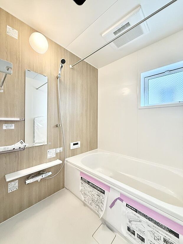 ■落ち着いた色合いの壁面、ゆっくり寛げるバスルーム