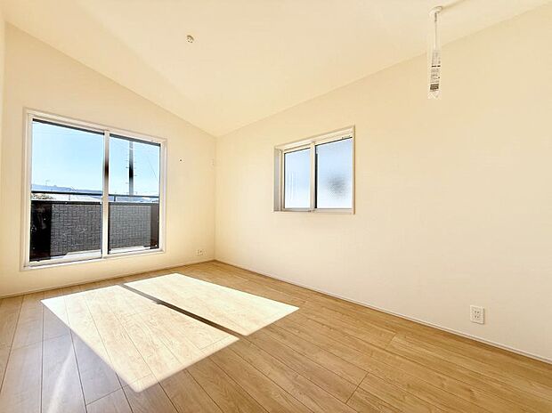 大きな窓は開放感があり、明るさ通風バッチリです  