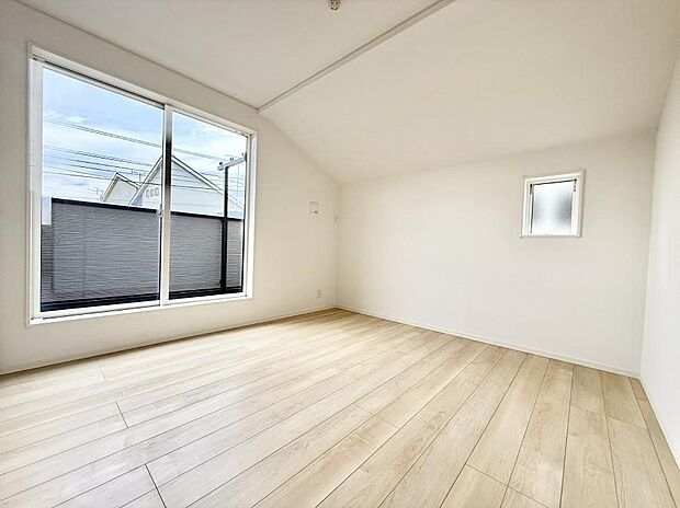 ■大きな窓は開放感があり、明るさ通風バッチリです