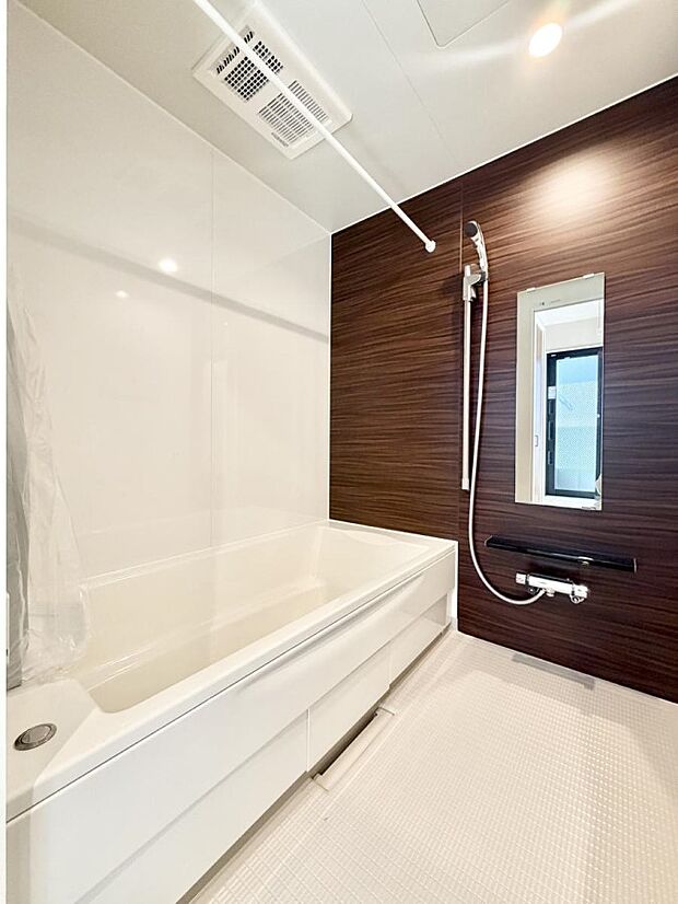 ■落ち着いた色合いの壁面、ゆっくり寛げるバスルーム