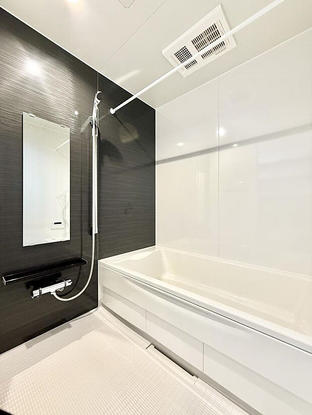 ■落ち着いた色合いの壁面、ゆっくり寛げるバスルーム