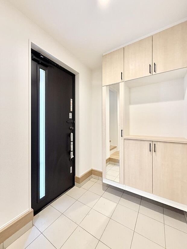 広々玄関ホールが家族をお出迎え、収納豊富なシューズクローゼット付。