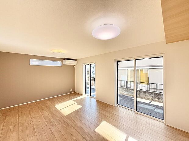 大きな窓から光が入り明るい空間でお寛ぎいただけます