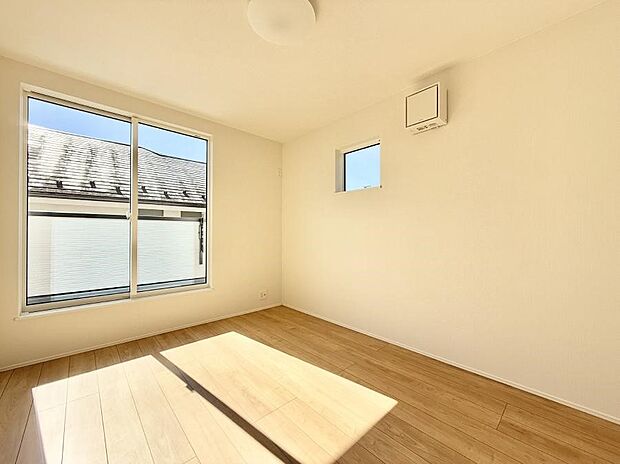 大きな窓は開放感があり、明るさ通風バッチリです