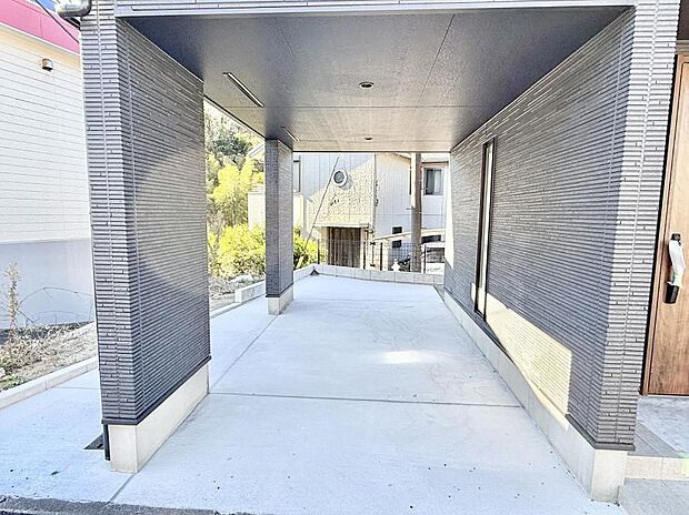 ビルトイン車庫で雨にぬれる心配がありません  