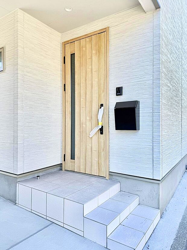 ■ 家族とゲストをやさしく迎える、心温まる玄関