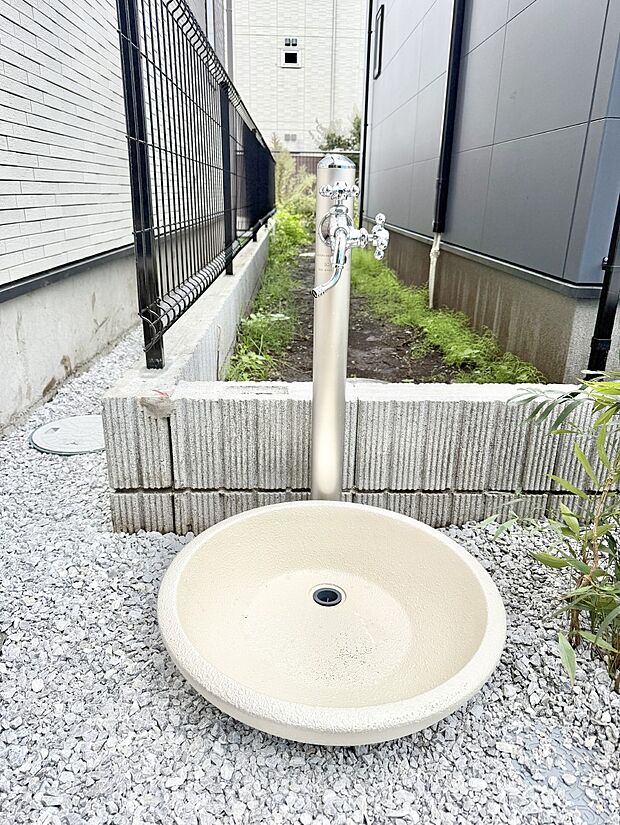 ■ガーデニングや洗車などの際に大活躍な屋外立水栓  