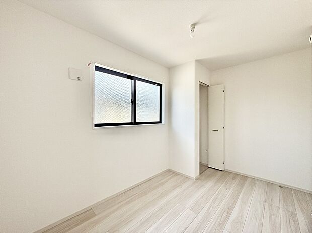2号棟 ■落ち着いた色合いのお部屋で穏やかな時間を楽しめます