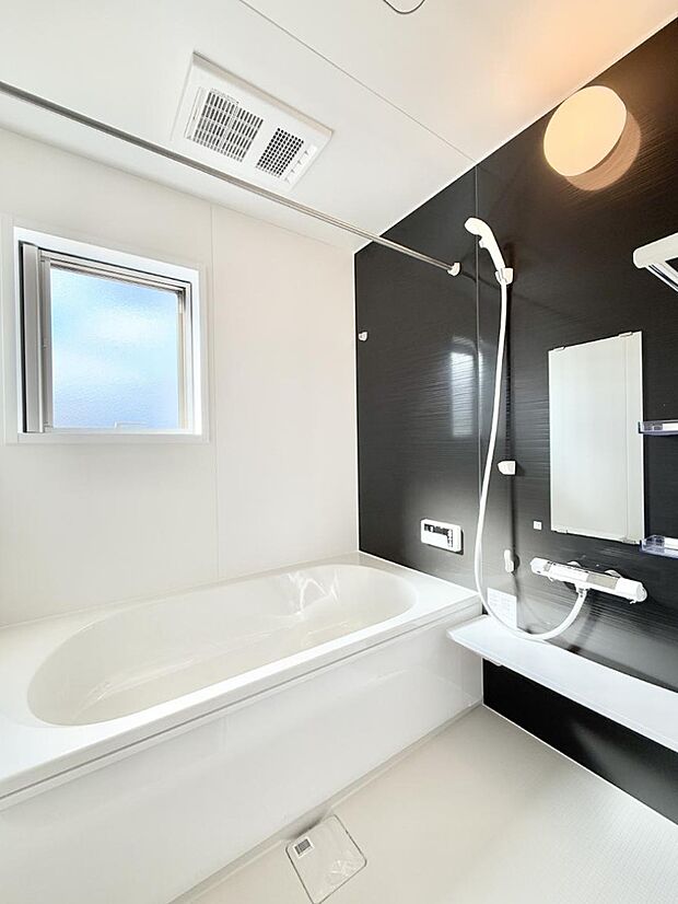 ■落ち着いた色合いの壁面、ゆっくり寛げるバスルーム