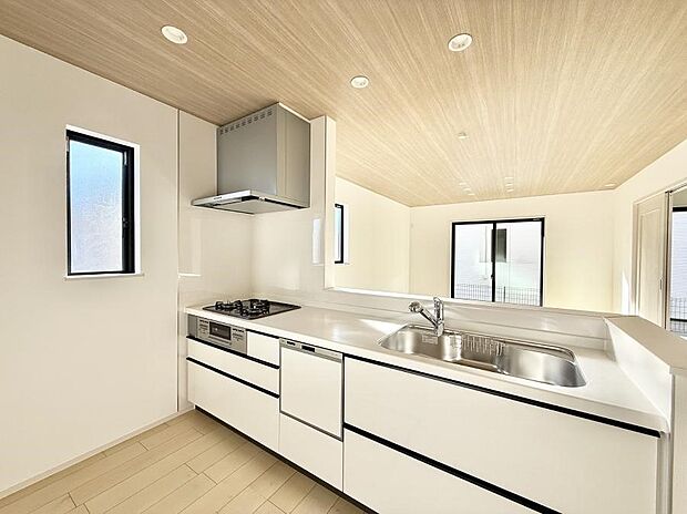 ■小窓があるので、明るさと開放感たっぷりなキッチン!