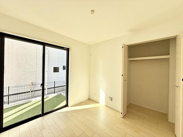 大きな窓は開放感があり、明るさ通風バッチリです