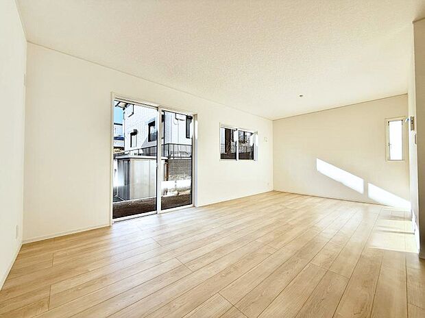 大きな窓から光が入り明るい空間でお寛ぎいただけます