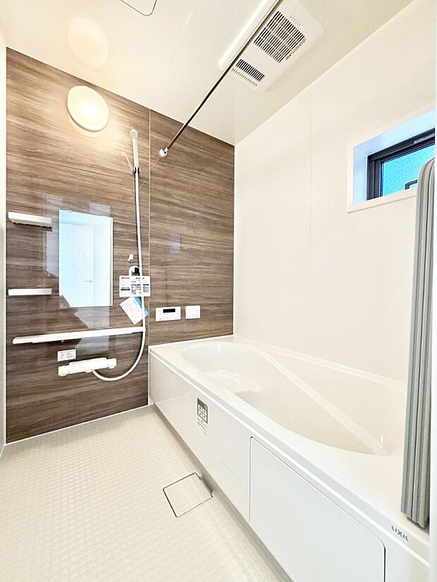 ■落ち着いた色合いの壁面、ゆっくり寛げるバスルーム