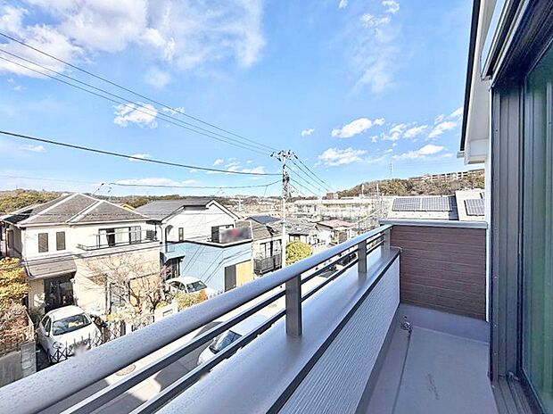 ■ 心地よい風と光を感じる、くつろぎのバルコニー