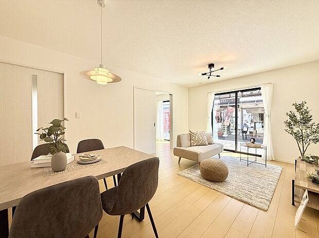 陽ざしが射し込む明るいLDK