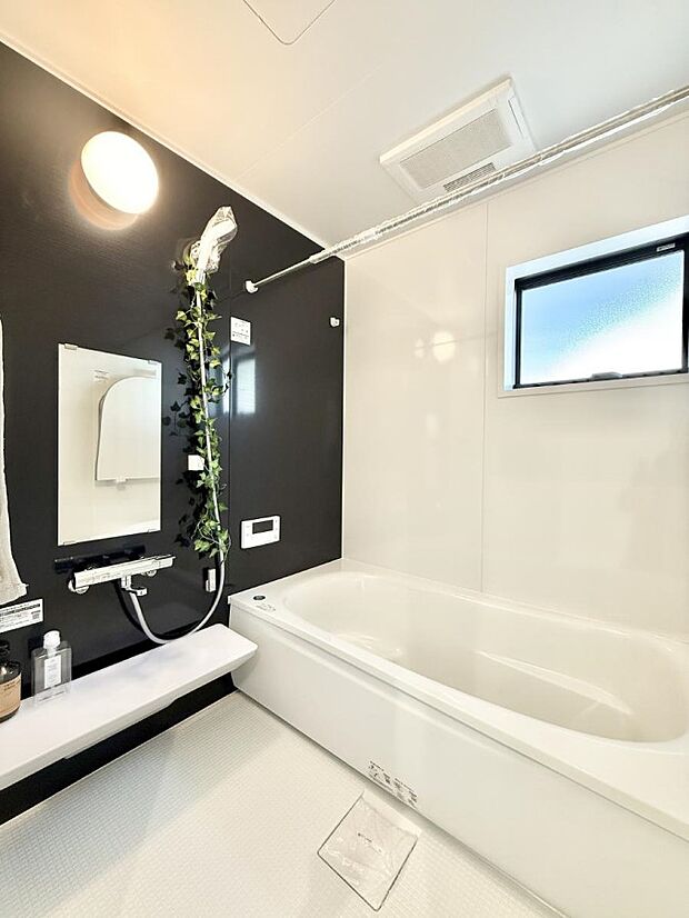 ■落ち着いた色合いの壁面、ゆっくり寛げるバスルーム