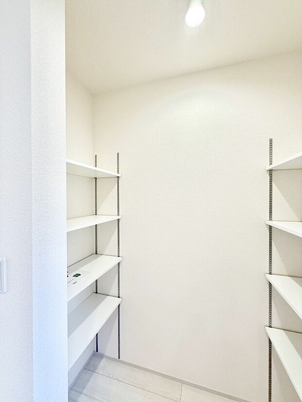 ■キッチン横には食品貯蔵にとても便利なパントリーあり