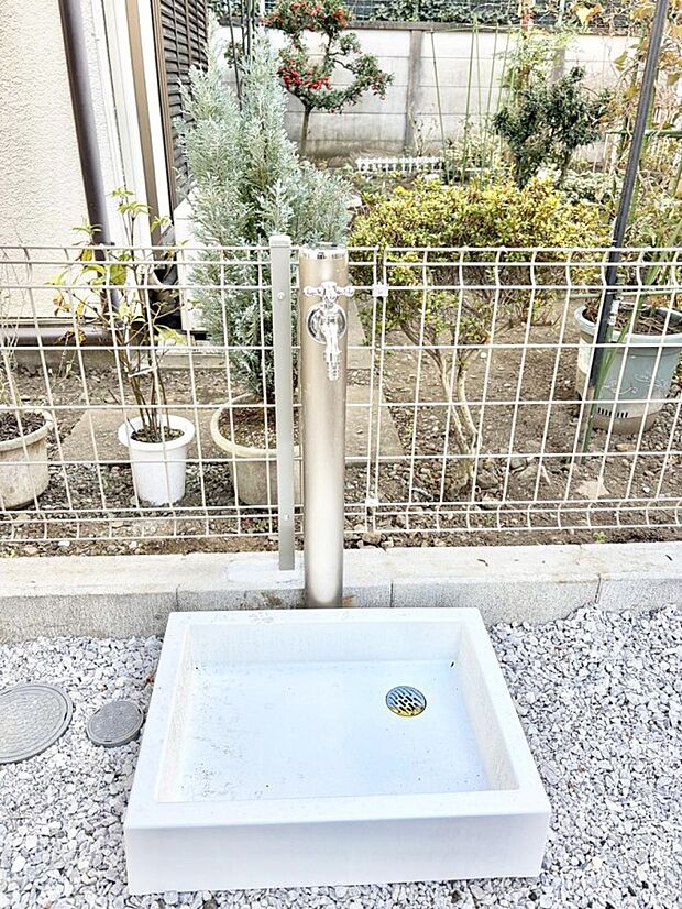 ■ガーデニングや洗車などの際に大活躍な屋外立水栓  