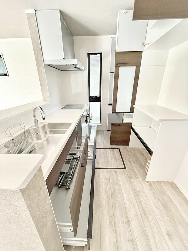 ■背面には食器類が収納できるカップボード付き