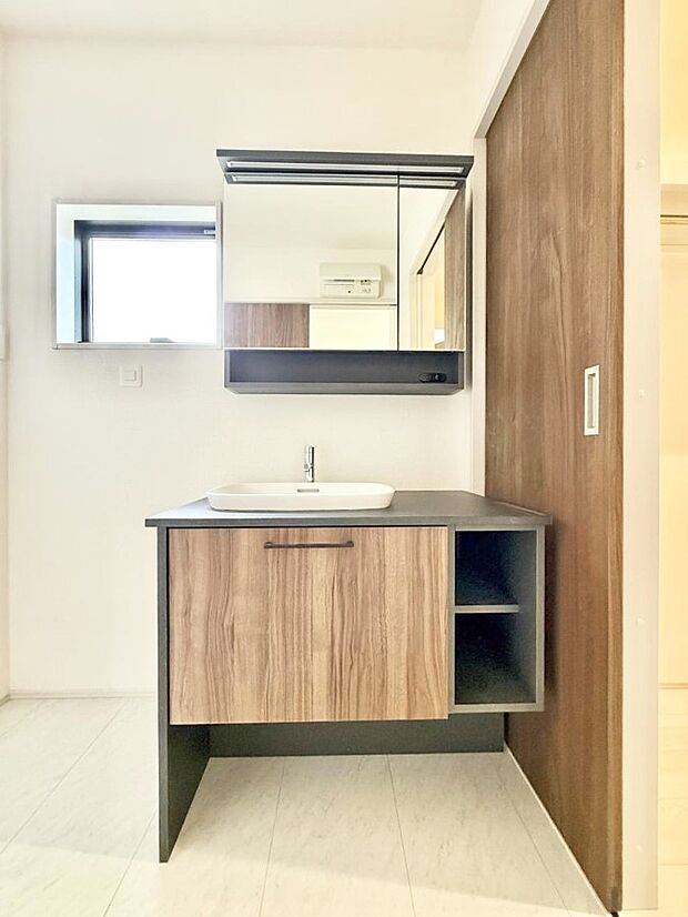 ■明るい洗面所は毎朝の歯磨きも楽しくできちゃいそうです♪