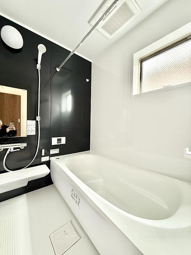 ■落ち着いた色合いの壁面、ゆっくり寛げるバスルーム