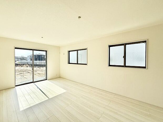 ■大きな窓から光が入り明るい空間でお寛ぎいただけます