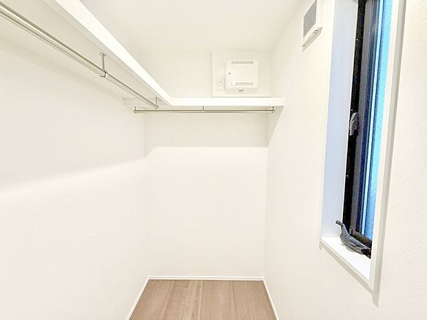 ■季節の洋服も、思い出の小物もすっきり収納できるウォークインクローゼット付  