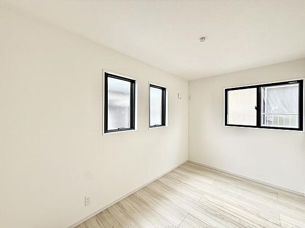 ■2面採光で明るい居室!