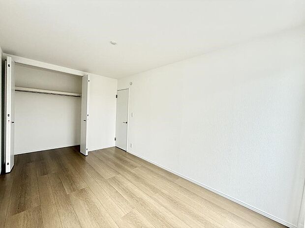 F号棟 ■落ち着いた色合いのお部屋で穏やかな時間を楽しめます