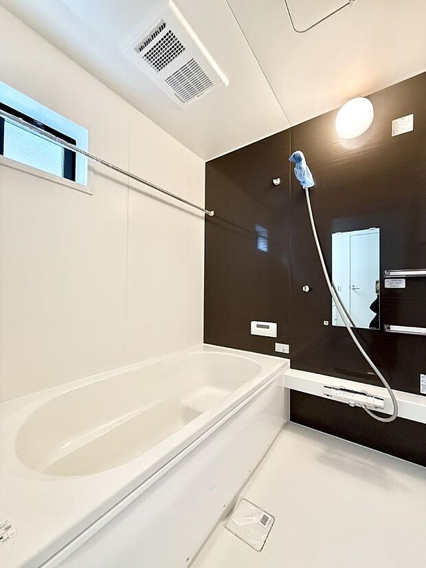 ■落ち着いた色合いの壁面、ゆっくり寛げるバスルーム