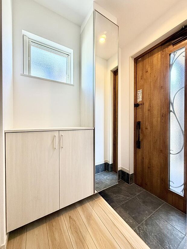 ■小窓がついた明るい玄関でお客様をお出迎えできます  