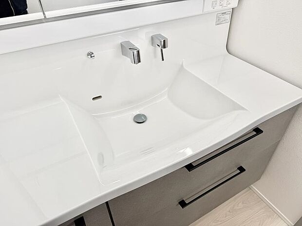 ■細かい部分まで洗いやすく便利なハンドシャワー付き