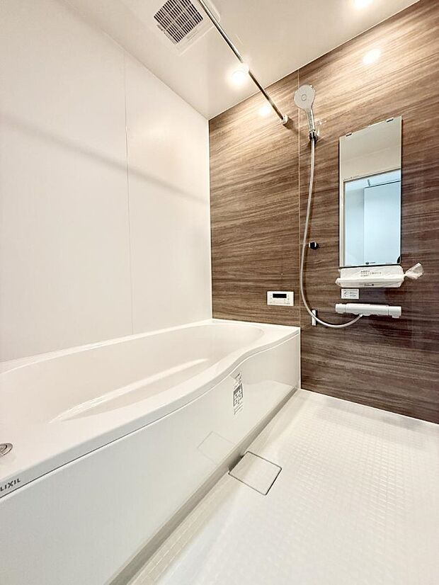 ■落ち着いた色合いの壁面、ゆっくり寛げるバスルーム