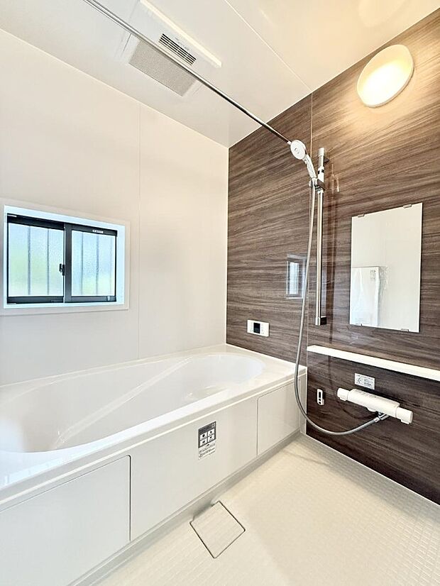 ■落ち着いた色合いの壁面、ゆっくり、ゆったり寛げるバスルーム。