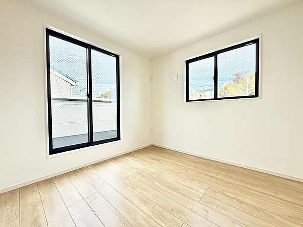 2面採光で明るい居室!