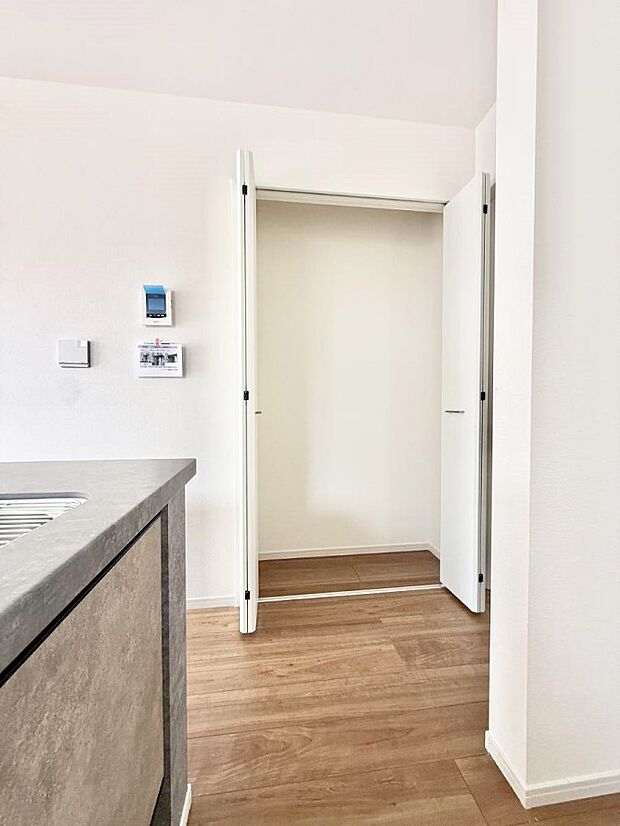 ■収納力たっぷりのパントリー付きキッチンです