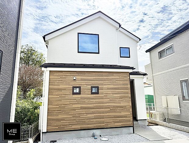 モノトーンのはりわけが印象的な外観!内覧できます。